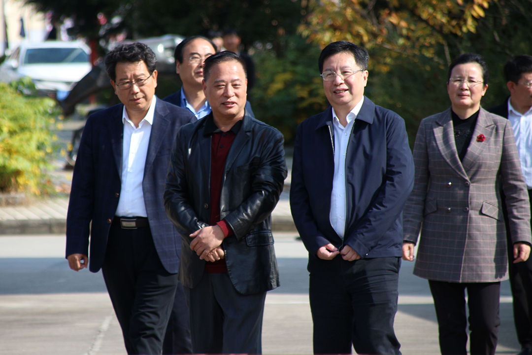 中共陜西省委副書記胡衡華蒞臨盤龍藥業(yè)調(diào)研項目建設(shè)情況 拷貝.jpg